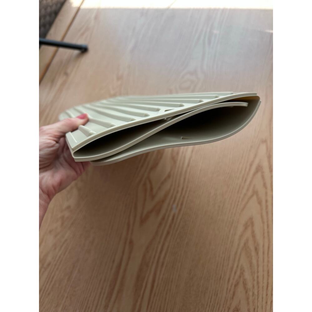 New Dish Drying Ribbed Mat Foldable Light Tan Dishwasher Safe 13 1/4”x19 1/4” - Picture 6 of 8